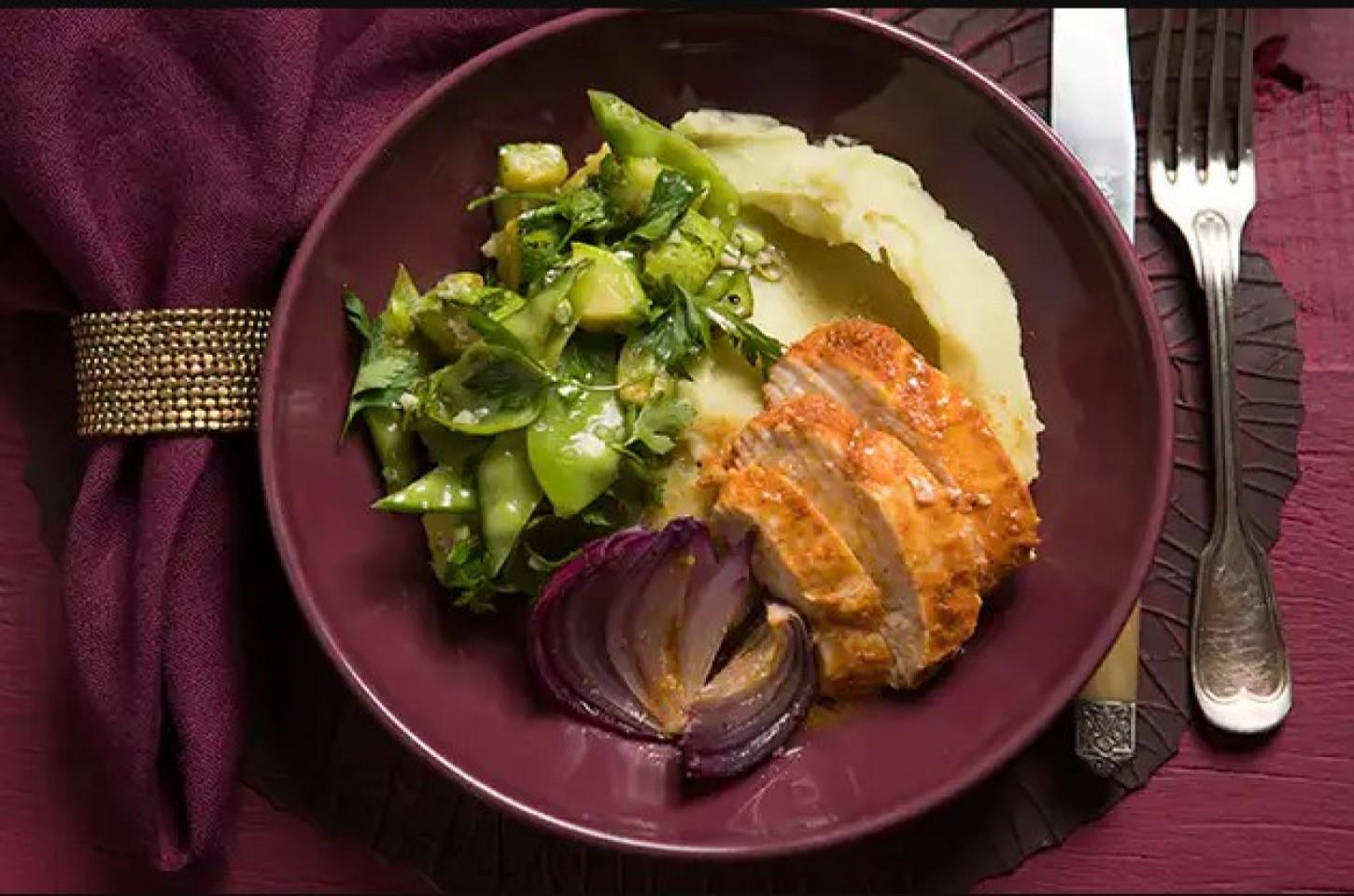 Papilote de frango com purê de batata-doce e refogado