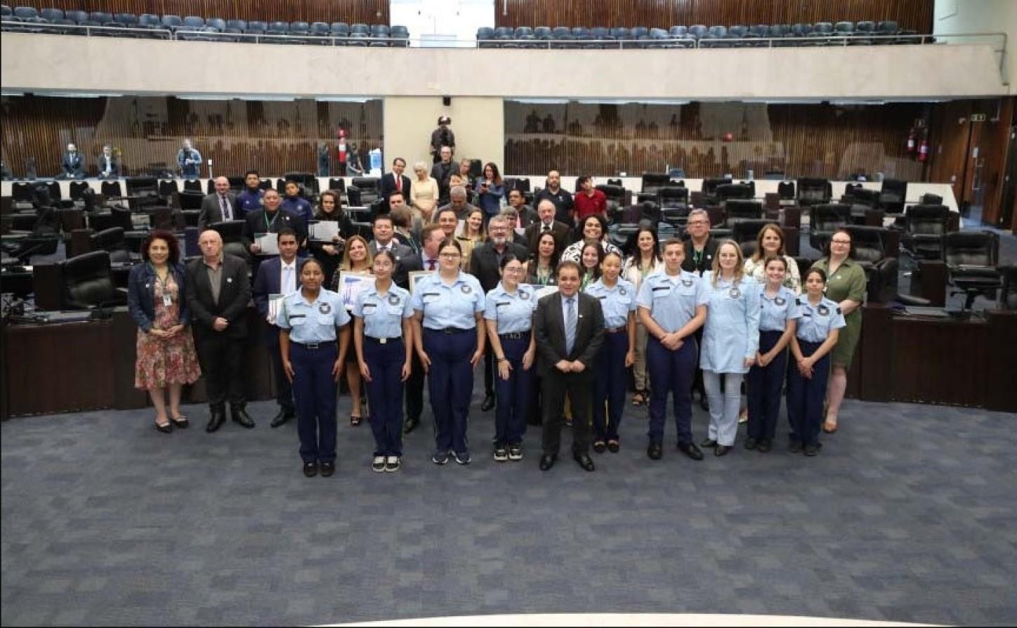 Programa estadual de colégios cívico-militares homenageado na Assembleia Legislativa