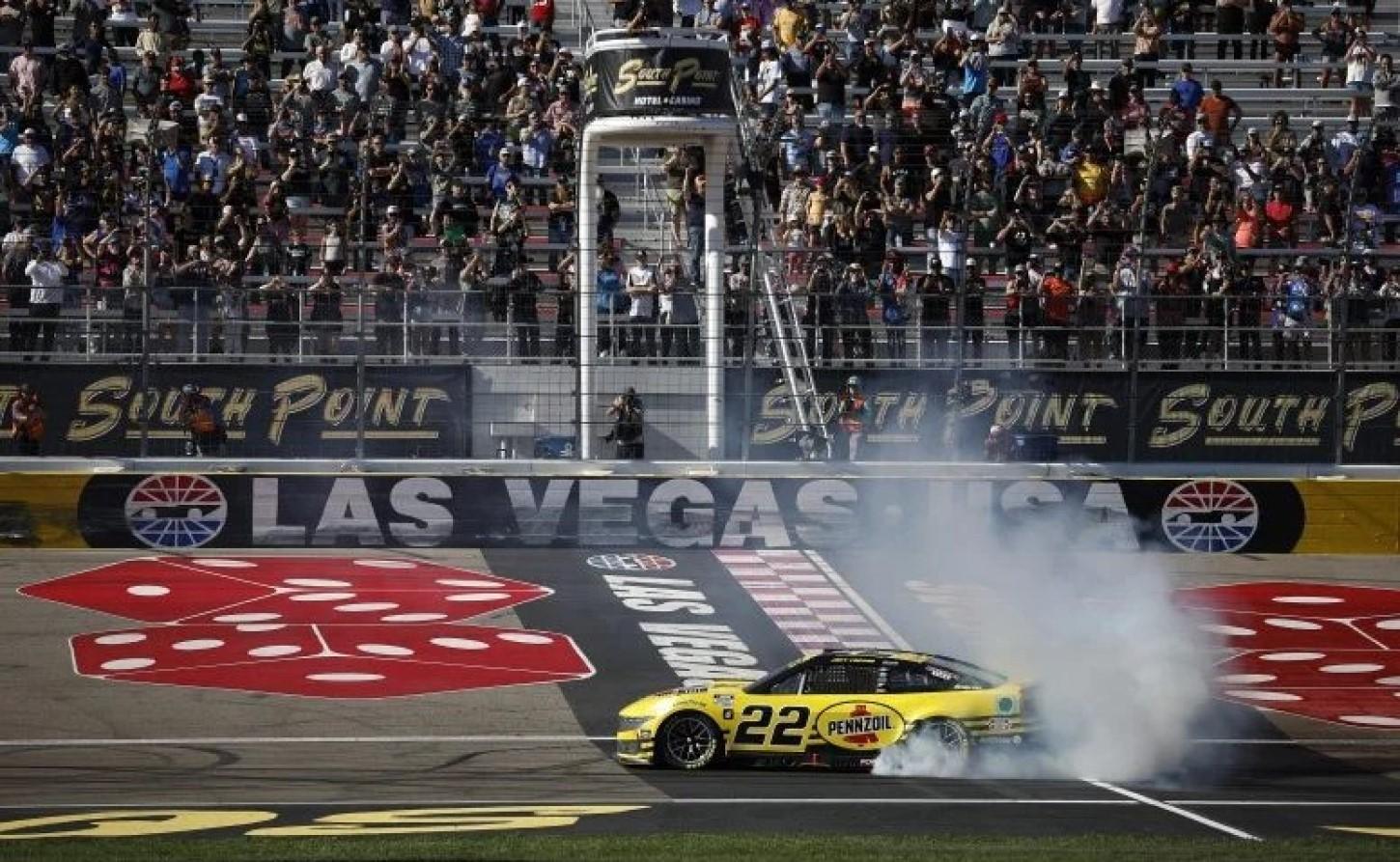 Com tática e apoio certeiros, Joey Logano vence em Las Vegas