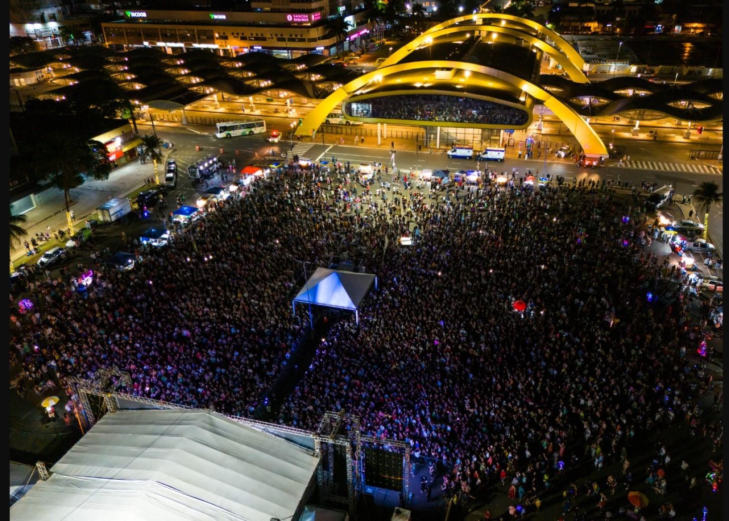 Abertura da Maringá Encantada 2024 reúne 20 mil pessoas; noite teve chegada do Papai Noel e show de Lulu Santos
