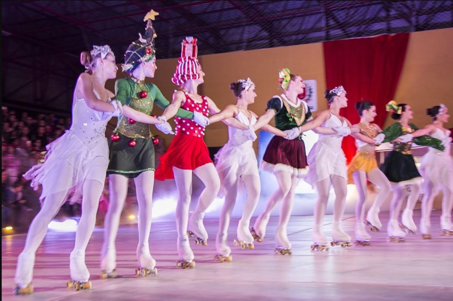 Show de patinação artística no Natal de Curitiba tem campeãs mundiais na Praça Oswaldo Cruz