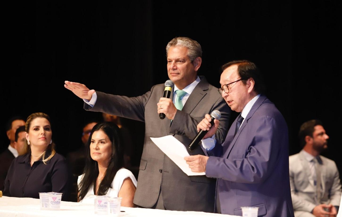 Com o Teatro Calil Haddad lotado, Silvio Barros e Sandra Jacovós tomam posse como prefeito e vice-prefeita de Maringá