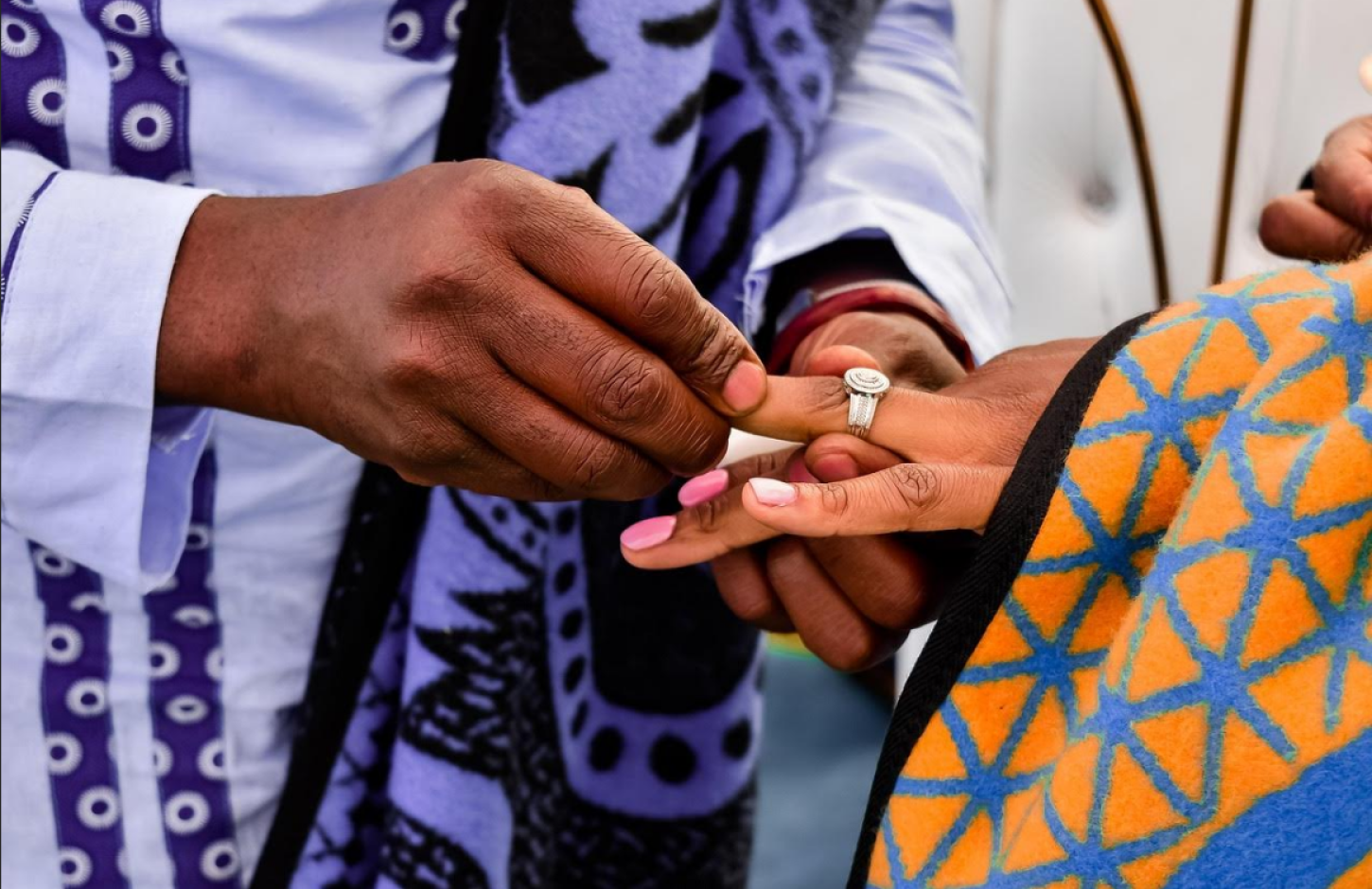 Onde usar o anel no dedo anelar, na mão direita ou esquerda?